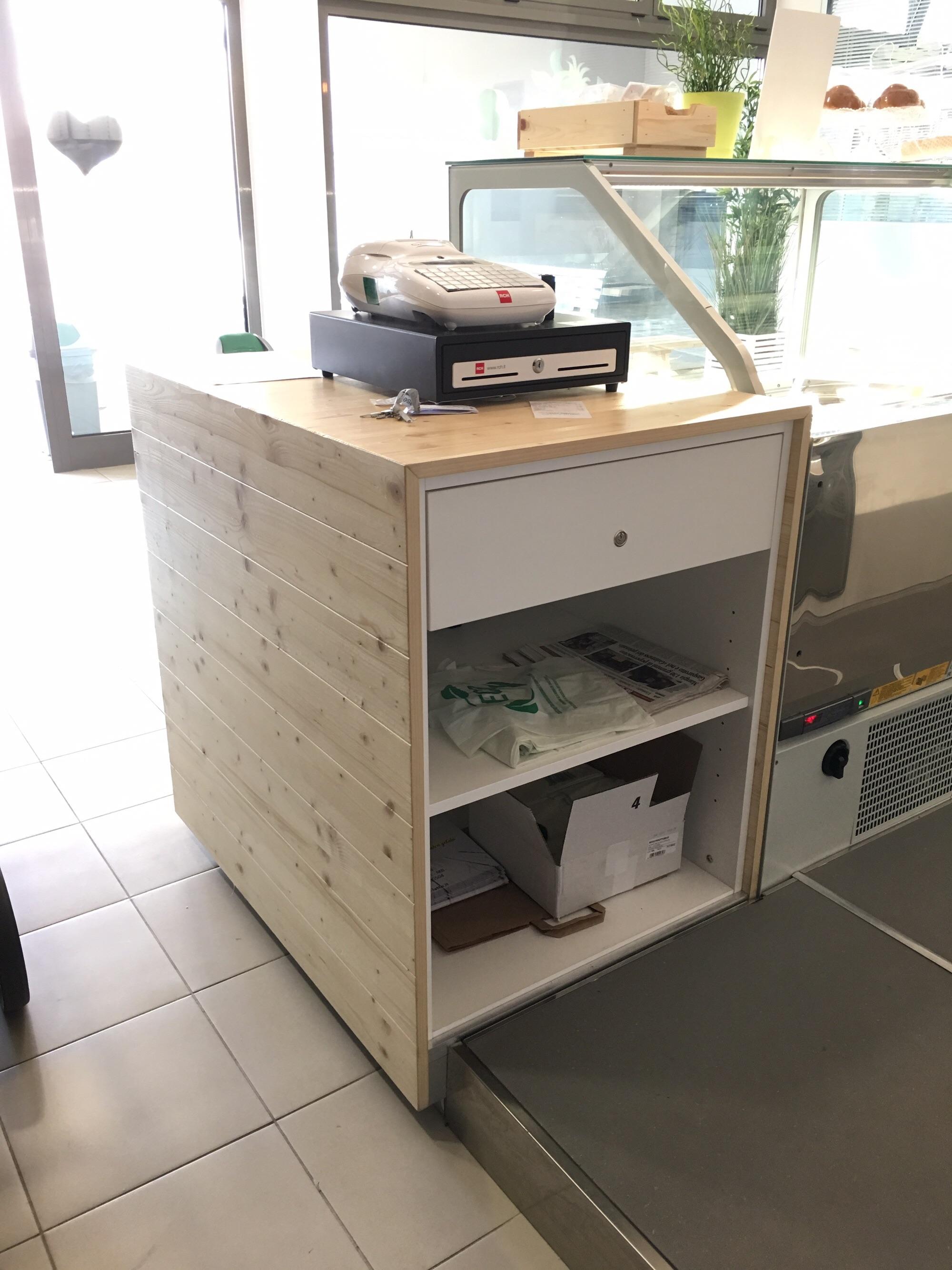 Banco Cassa Per Negozio Nuovo In 20855 Lesmo For 450 00 For Sale Shpock