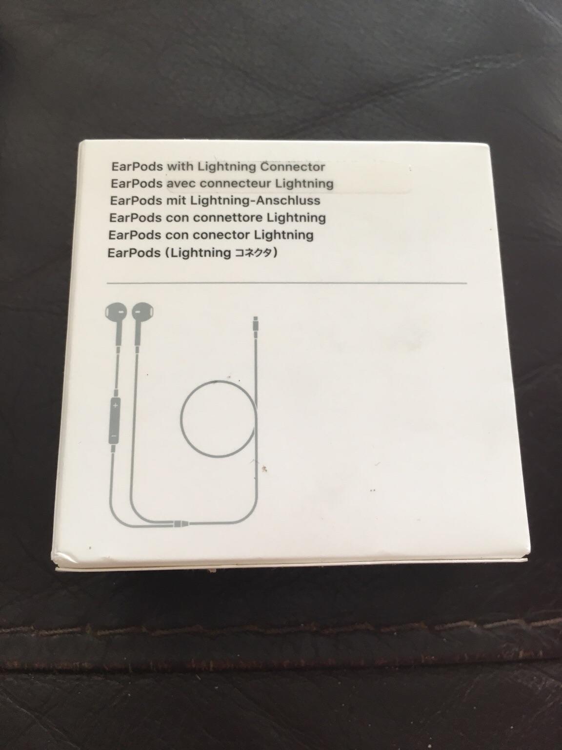 Apple EarPods with lightening connector in B77 Tamworth für 18 00