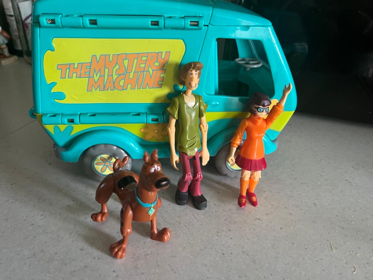 Scooby doo mystery machines and figures in WS10 Darlaston für 3 50