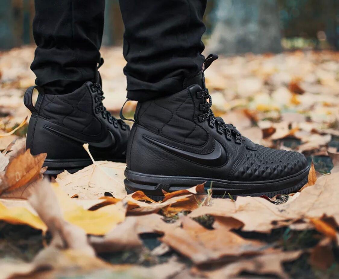 Nike Lunar Force 1 Duckboot Black on feet