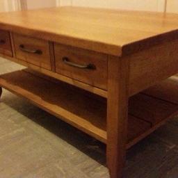 Lovely solid oak coffee table with 3 draws in very good condition