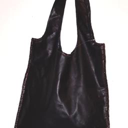 Unikat /Prototyp
mittelgroße Tasche aus schwarzem und weißem Leder, Futter Polyester (wasserabweisend)  mit Innentasche
#fashion #design by MarS #handmade #bag #black #white #leather