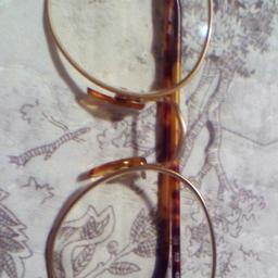 Un vecchio modello di occhiali di Giorgio Armani per chi fa collezione di questo genere.Questi occhiali sono solo da riposo, non sono da vista.sono color oro. Sulle stecche potete capire tramite google che tipo di occhiali sono preciso che sono originali.