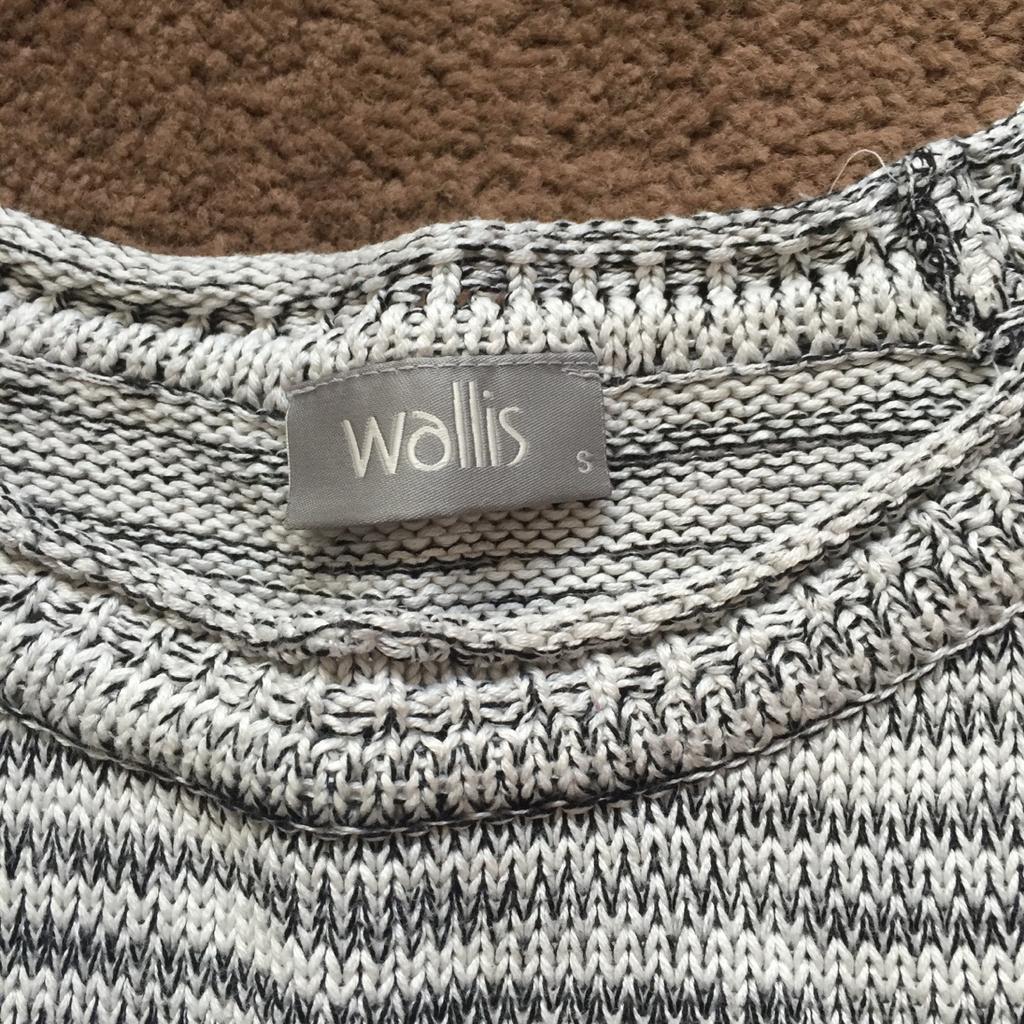 Used size small, 3/4 length sleeved jumper from Wallis, really nice top with two small pokers on the front