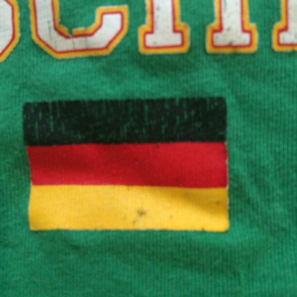 Verkaufe das Deutschland T- Shirt von meinem Sohn, leider ist an der Schrift und an der Fahne etwas die Farbe ab.
Kann gerne abgeholt werden, versende auch, Porto übernimmt Käufer.