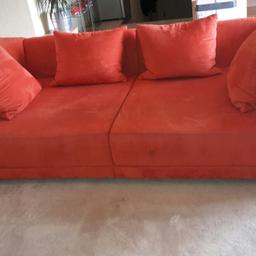 Verkaufe hier unsere noch gut erhaltene Couch in Orange. B/H/L 115cm / 65cm / 190cm und eine Sitzfläche B / L 100cm / 190cm. Mit vier Kissen an denen ein Reißverschluss eingenäht wurde um die Bezüge waschen zu können.