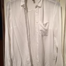 Weiße Bluse in der Größe 32 von H&M. 
Die Bluse wurde nie getragen, deshalb wie neu :)