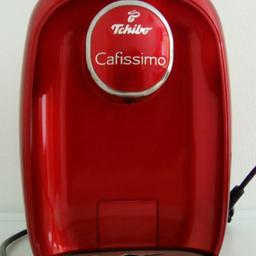 Ich verkaufe meinen Tchibo Kapsel Automat in rot. Die Maschine ist in einwandfreiem Zustand, hat keinerlei Macken und funktioniert wunderbar. Nur auf der Metallplatte sind minimale Kratzer vom Tasse rauf und runter schieben (siehe Bild). Die Kapseln gibts über all da wo es Tchibo-Produkte gibt. Man kann wählen zwischen Tasse und Espresso (sowohl im Programm wie auch beim Kapselkauf).
Wir haben uns eine andere Maschine gekauft, daher steht dieses gute Stück rum und sucht neue Besitzer!