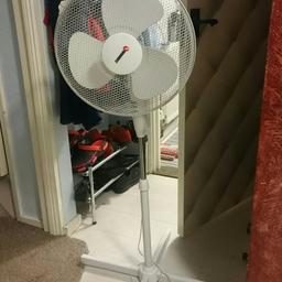 Very good condition extending upright adjustable 3 speed fan