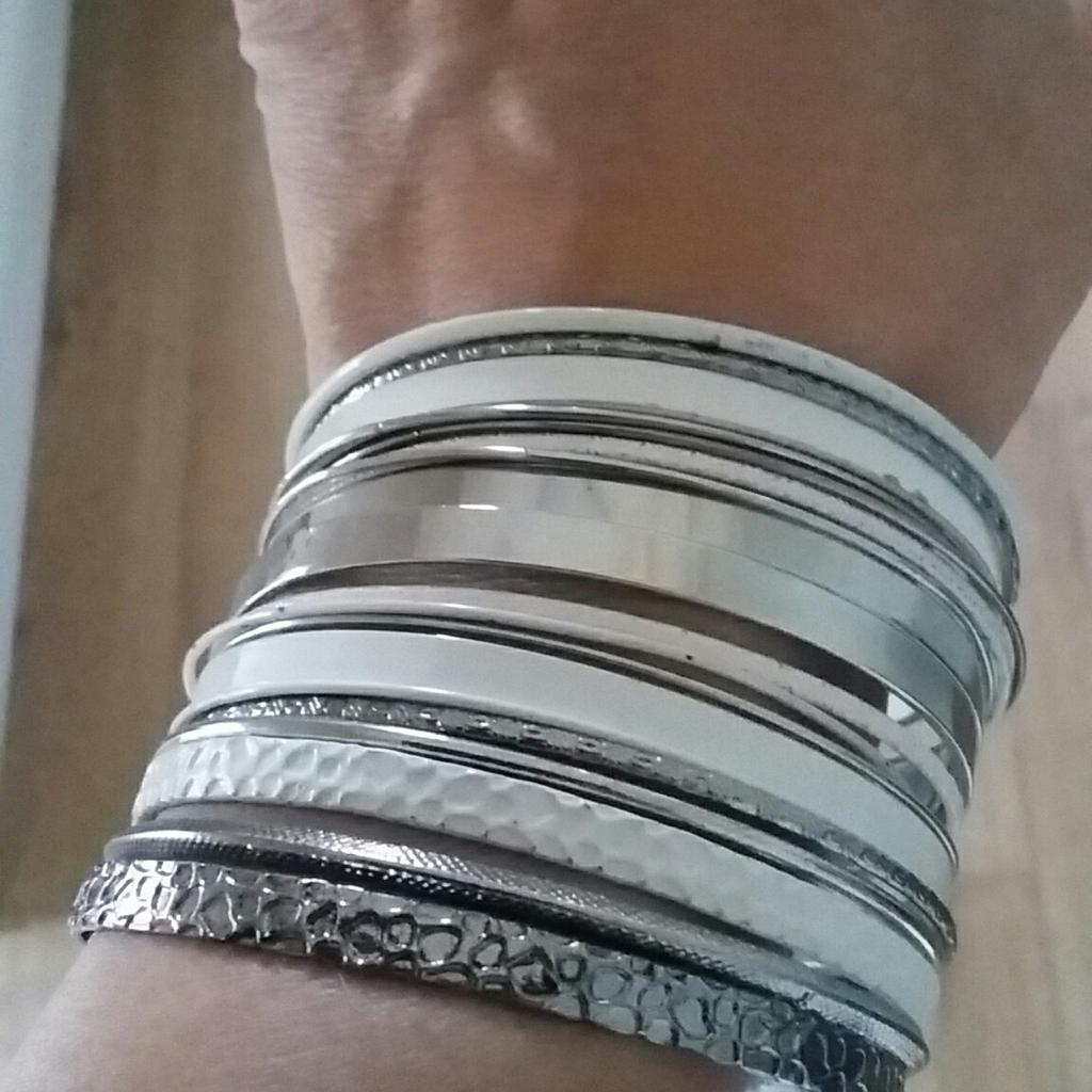 Set of bangles in various widths - all separate so you can wear as many or few as you wish!
Collection preferred but may consider posting at buyers expense (add £3 to offer to cover p&p)