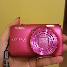 Verkaufe Nikon Coolpix S6300 Kamera in pink.
Leider nur wenig verwendet da ich meistens mit dem Handy Fotos mache.
Macht aber echt gute Fotos. 😊

Komplettes Zubehör dabei:
⚬Kamera
⚬Ladekabel und Pc Kabel in einem
⚬2 Nikon CDs
⚬Gebrauchsanleitung
⚬Kabel fürn Fernseher
⚬Original Schachtel