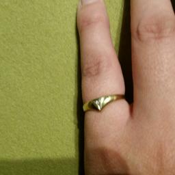 Leicht zu tragen ist der Ring , grösse ca.16 mm