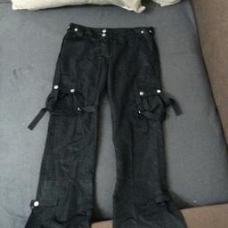 Schwarze Hose in Größe xs/s
Leichter Stoff, frisch gewaschen
Mit Bändern und Taschen

Versand möglich