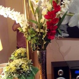 Light Golden vase with flowers