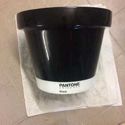 Vendo porta vaso Pantone Originale collezione Serax nero diam. 38 cm H30cm.
Ottime condizioni