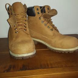 Mens timberland boots size 9.5 
Good condition small scuff/sctraches on the toe as shown