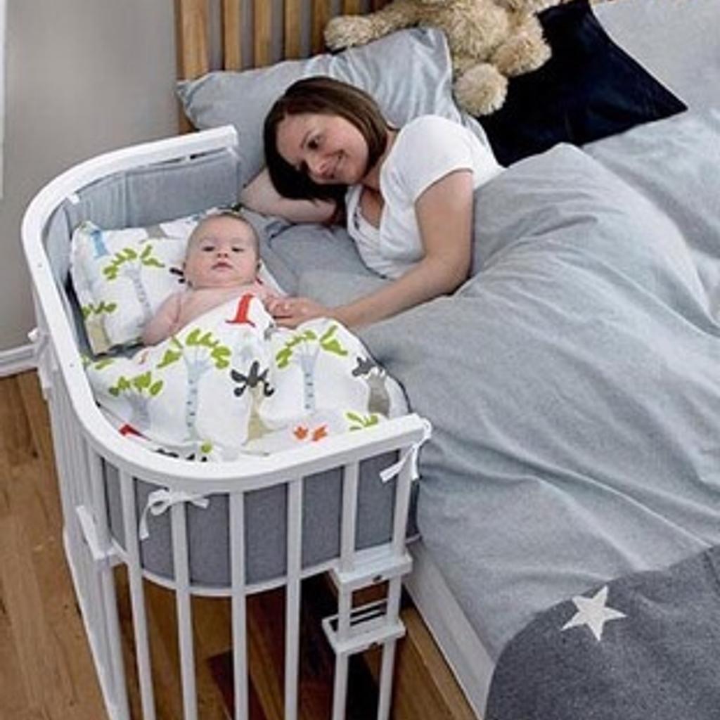 кроватка возле кровати родителей