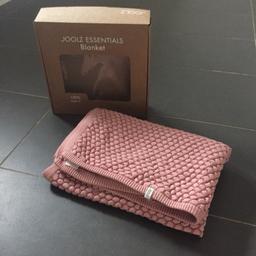 Hallo, 
ich verkaufe eine dicke Decke von Joolz in der Farbe rosa. Wir haben sie doppelt und daher wurde diese noch nicht genutzt, sie hat keinerlei Mängel und eine Maße von 75x100cm. Sie hält schön warm und ist aus 100% Baumwolle. 
NP 69€