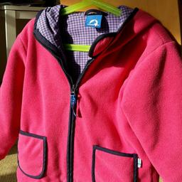 Finkid Fleecejacke tonttu, Gr.110/120, Farbe pink.
Die Jacke ist in einem sehr guten Zustand, da sie  wenig getragen wurde.
Wir sind ein tierfreier Nichtraucherhaushalt.