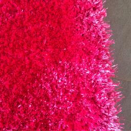 Morbidissimo tappeto a pelo lungo, colore cangiante. Perfetto nella cameretta di una piccola principessa 👸🏻
60x125 cm circa
Inutilizzato