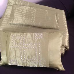 Double throw + 1square pillow case+ 1 oblong pillow. Lime green ex condition