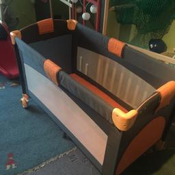 Wunderschönes Reisebett zu verkaufen, Farben Anthrazit mit orange. Normale gebrauchsspuren