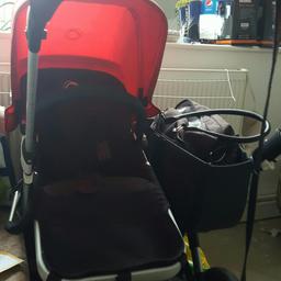 It's a silver frame Bugaboo donkey comes with a red hood a black Hood rain cover cover for the bar and a buggy board I'm open to offers but in reason