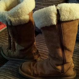 Genuine size 5-5 uggs good condition apart for a little fray on one boot on inside as shown in piture 3 £40 collection only as very heavy