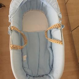 Petite Cherie Moseskorg Blå är en härligt ombonad sovplats till din bebis. Babykorgen är utrustad med praktiska bärhandtag och justerbar samt avtagbar sufflett för att lätt kunna bära den. 
Från 0-6 mån En ny kostar c.a 2600 på Bonti