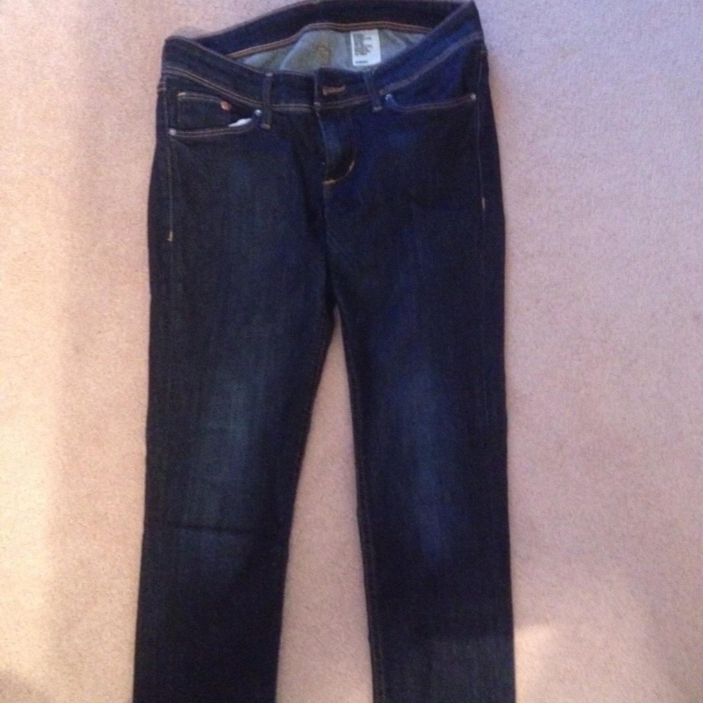 Ladies H & M skinny jeans, dark blue denim
Waist size 28 inches
Very good condition