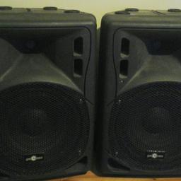 Good condition black bass is incredible good sounds quality with phono to mini jack included OPEN TO OFFERS