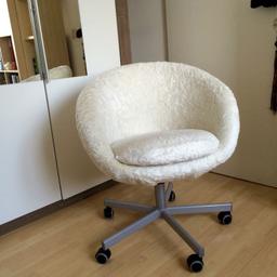 Verkaufe weißen Drehsessel mit weißem Kunst-Fell Überzug.

Sitzpolster kann man waschen. Der Sessel wurde damals von IKEA gekauft. NP: 99€

Maße: 70x90cm