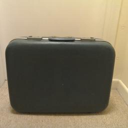 Ideal for a weekend or overnight, rigid suitcase.