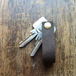 Leder Anhänger um deinen Schlüsselbund schön klein und kompakt zu halten

2 verschiedene Größen
für 9 Schlüssel
für 3 Schlüssel
Durchmesser der Buchschraube ist 5mm

dunkelbraunes oder schwarzes Leder

Versand exkl.