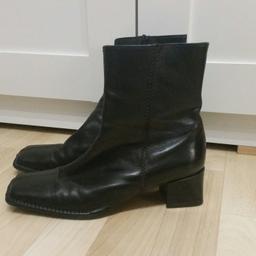 Verkaufe meine sehr gut erhaltenen Leder-Stiefeletten von Ara in Größe 5,5 (ca. 38/39), Farbe schwarz. Der Absatz ist ca. 4,5 cm hoch.

Bei Fragen einfach melden.