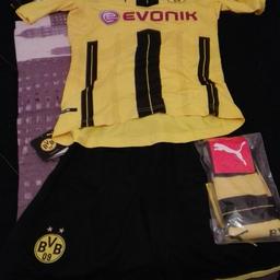 Ciao a tutti vendo il completino della Puma del Borussia Dortmund di "Reus" mai indossato causa errata taglia che mi hanno regalato.
Il completo comprende Maglia (Dry cell) taglia M, pantaloncino taglia M e calzettoni numero 43.
Vendo a 60 euro trattabili.