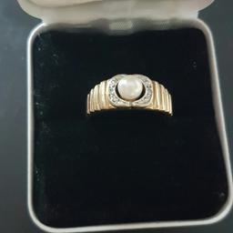 Biete hier einen Gold Ring mit einer perle an.
Um die perle befinden sich kleine Diamanten
Er ist mit 333 gestempelt
Ring Innendurchmesser: ca 18.7mm
Bitte Fotos genau ansehen
Kann gerne vorher besichtigt werden