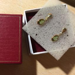 Vendo questi bellissimi orecchini vintage dorati con gemma verde. Scatola inclusa.
Per qualunque informazione contattatemi :)