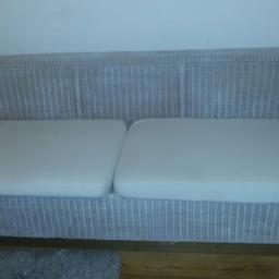 Ich verkaufe mein gut erhaltenes Rattansofa. Das Sofa ist ca 2 Jahre alt und sehr gut erhalten. Die Kissenbezüge kann man waschen und sonst sind kaum Gebrauchsspuren zu sehen. Die Maßen sind 65cm hoch, 110cm lang und 81cm breit
