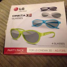 Pack of 4 3D glasses.