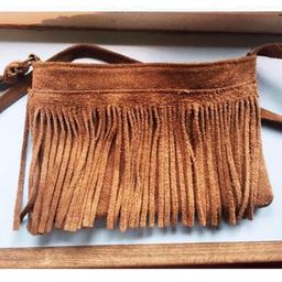 Rimetto in vendita (causa perditempo) questa borsa di Brandy Melville originale a frange, in cuoio e pelle. Facilissima da abbinare, vendo a 17€ (pagata 50€). Per qualunque altra informazione non esitate a contattarmi! :)