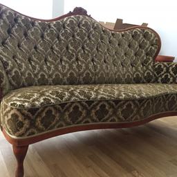 En snygg vintage 3 sits soffa i rätt bra skick. Lite skavd i mitten på tyget men knappt märkbart.