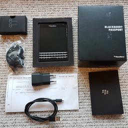 Verkaufe sehr gut erhaltenen Blackberry Passport mit 32GB in Schwarz, ohne Simlock. Dazu gibt es Ladekabel/Datenkabel und Netzstecker, sowie die noch original verpackten und unbenutzten Premium Kopfhörer. Die Verpackung und Anleitungen sowie der Kaufbeleg sind natürlich auch vorhanden.