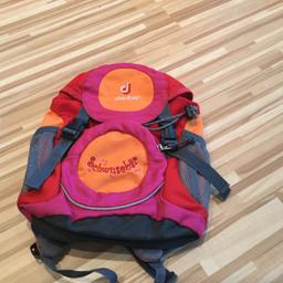 Der Rucksack hat ein Fassungsvermögen von ca 6 Litern und ist ideal für Kinder im Kindergartenalter.
Er hat einen praktischen Brustgurt und zwei Außentaschen für z.B. Flaschen