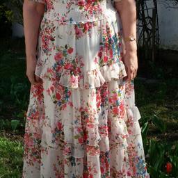 Romantisches langes, duftiges Kleid mit zartem Rosenmuster, Größe XL.
Ganz neu, originalverpackt, leider versehentlich 2 gleiche Kleider bestellt!
