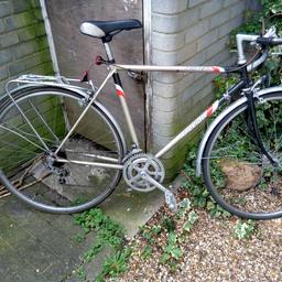 In good condition, it's been working until this last month but I'm not going to use it anymore.

It has the rear tire flat so it needs a tube replacement, apart from that it works fine.

To pick up at Ealing Broadway Station or nearby.