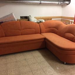 Oranges Sofa, lässt sich ausziehen.
Keine Flecken, leichte Gebrauchsspuren.
Wegen Umzug kann ich es nicht mehr brauchen