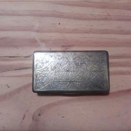 Alt Wiener Zigarettenschatulle aus Silber mit zisselierungen​ aus dem Hause Gaugusch

Sammlerwert 180,- bietet was es euch wert ist.