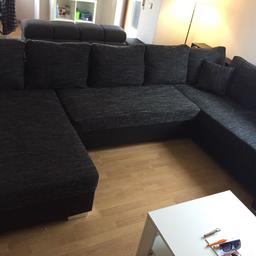 Verkaufe im Auftrag meines Bruders dieses schöne Sofa, welches im Mai 2015 für 699€ neu gekauft wurde. Die Rückenlehne des mittleren Sitzbereiches kann man umklappen und das Sofa somit auch als Schlafcouch für 2 Personen verwenden. Unter dem klappbaren Bereich befindet sich ein Stauraum. Das Sofa ist 3,42m breit, 2,13m lang und 0,85m hoch und bietet für bis zu 8 Personen Platz. Aufgrund einer Zusammenlegung zweier Wohnungen ist dieses Sofa leider überflüssig und wird deshalb verkauft.