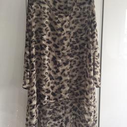 Unworn Religion high low style chiffon top/blouse/tunic.
All over animal print in stone/black/taupe.
Size 10/S easy fit
Long sleeves, front pleat
Great worn with skinny jeans or blue boyfriend style